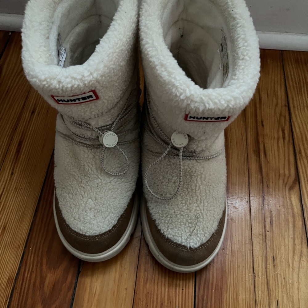 Hunter Cream and Brown Fleece Boots